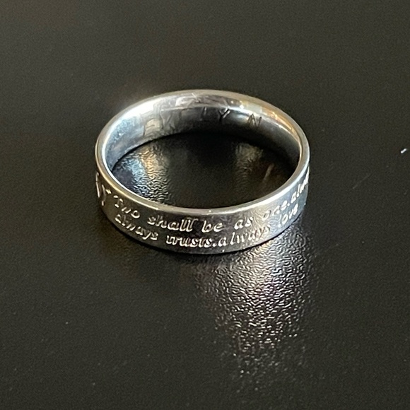 Pre-owned engraved letter promise ring size 9 - Picture 2 of 8
